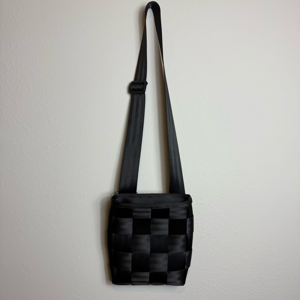 Harvey’s Vintage Original Seatbelt Crossbody Mini Messenger Bag Adjustable Black